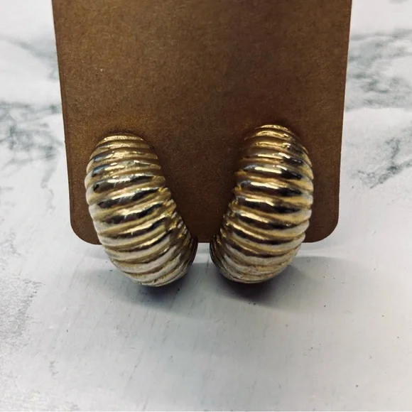 Gold Ribbed Earrings vintage clip on - Picture 4 of 8